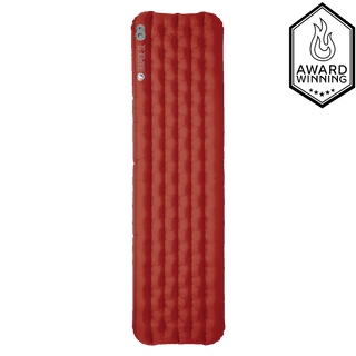 A red Big Agnes Rapide SL Insulated sleeping pad stands vertically on a white background, featuring a top-left integrated valve and small logo. A badge on the right displays "Award Winning" with a flame icon and five stars.